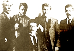 Από αριστερά προς δεξιά, τα μέλη της Οργανωτικής Επιτροπής του Ελευθεριακού Μεξικανικού Κόμματος, το 1906: Anselmo L. Figueroa, Praxedis G. Guerrero, Ricardo Flores Magon, Enrique Flores Magon και Librado Rivera