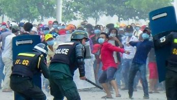 protesters_throw_rocks_in_bavet_22_12_2015_supplied_0